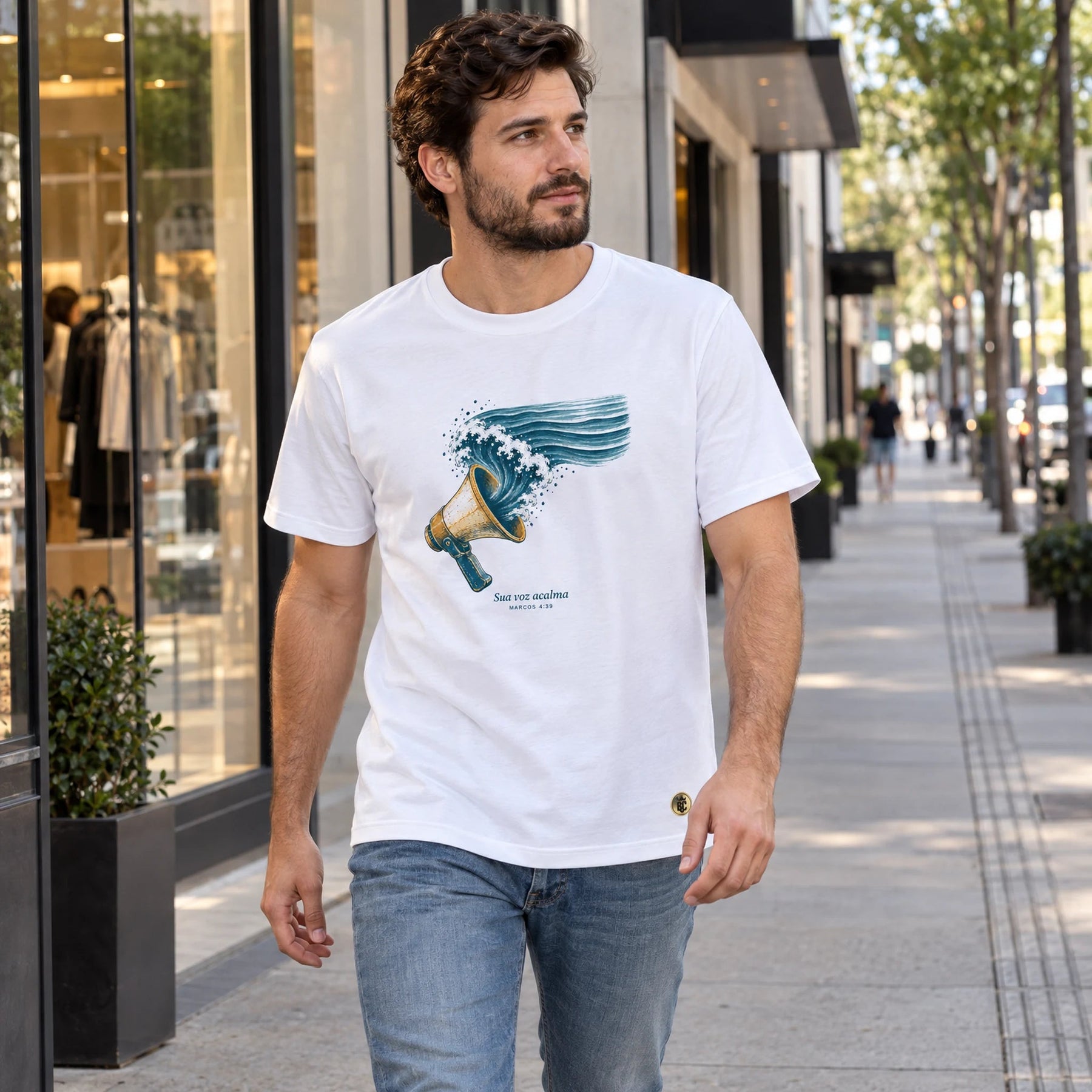 Camiseta Masculina Branca Sua voz acalma