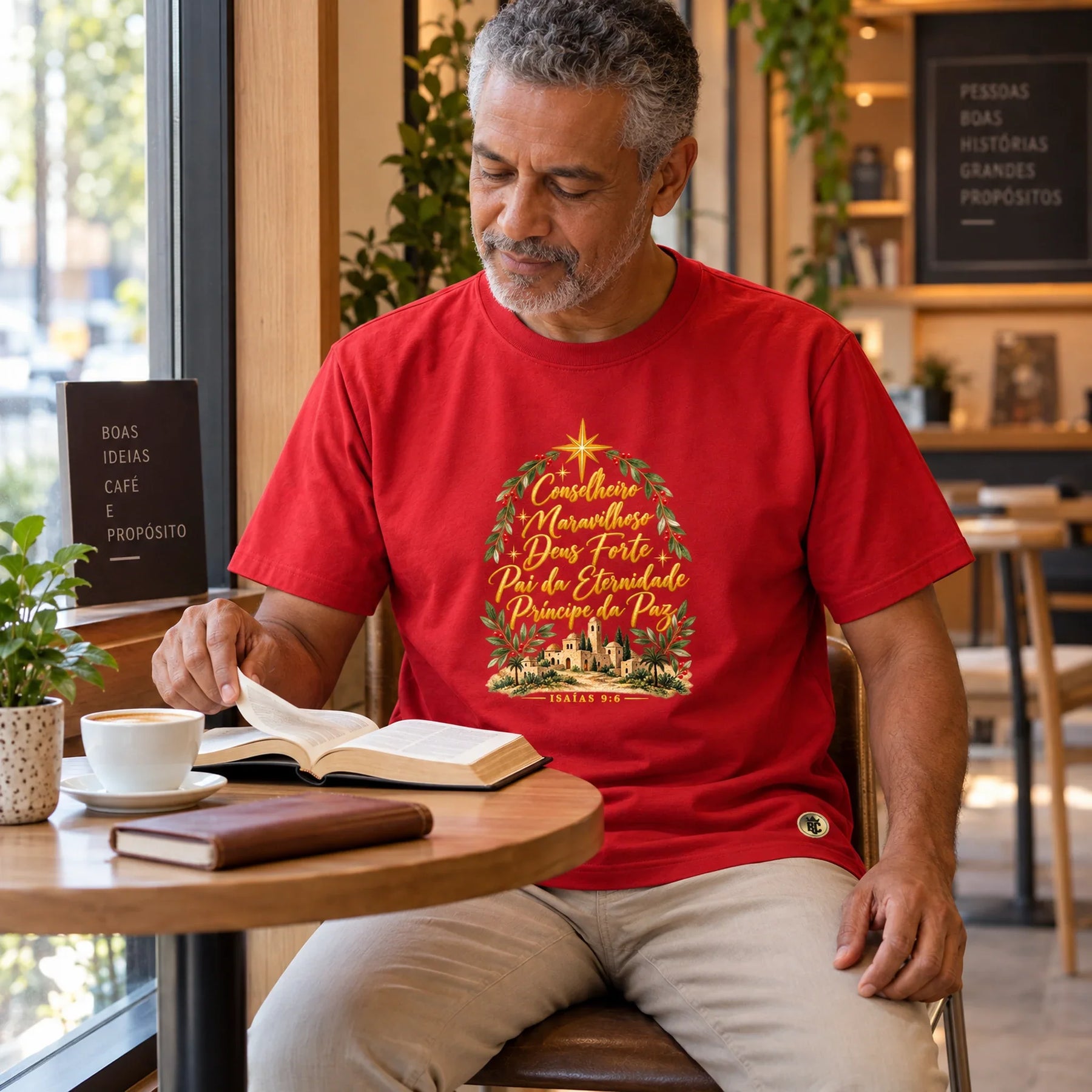 Camiseta Masculina Vermelha Conselheiro Maravilhoso — Ambientada 04