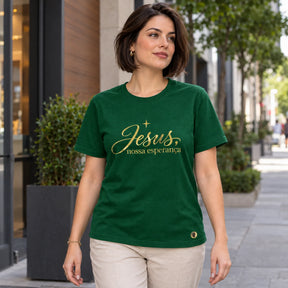 Camiseta Feminina Verde Jesus, nossa esperança — Ambientada 02