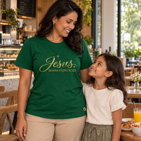 Camiseta Feminina Verde Jesus, nossa esperança — Ambientada 03