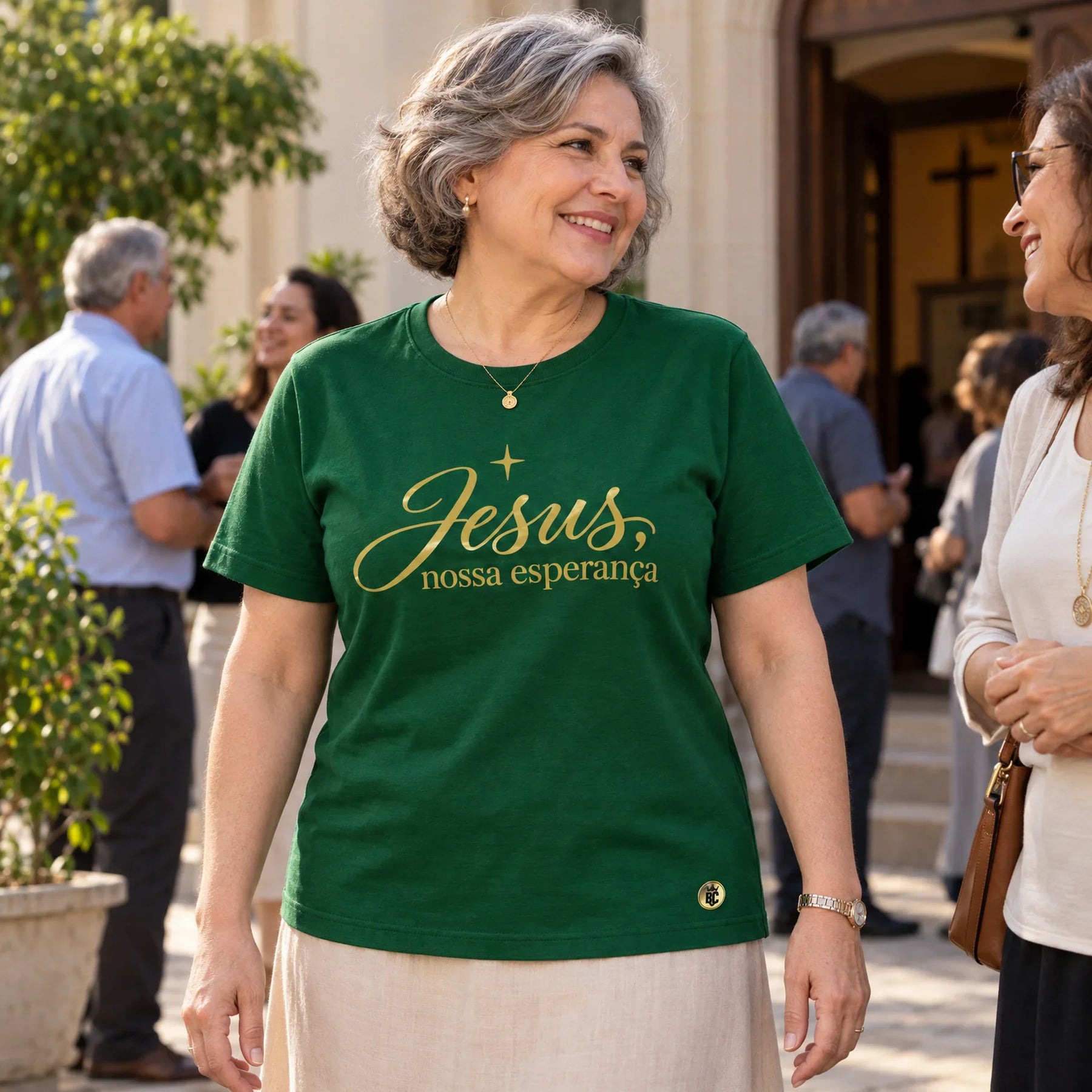 Camiseta Feminina Verde Jesus, nossa esperança — Ambientada 04