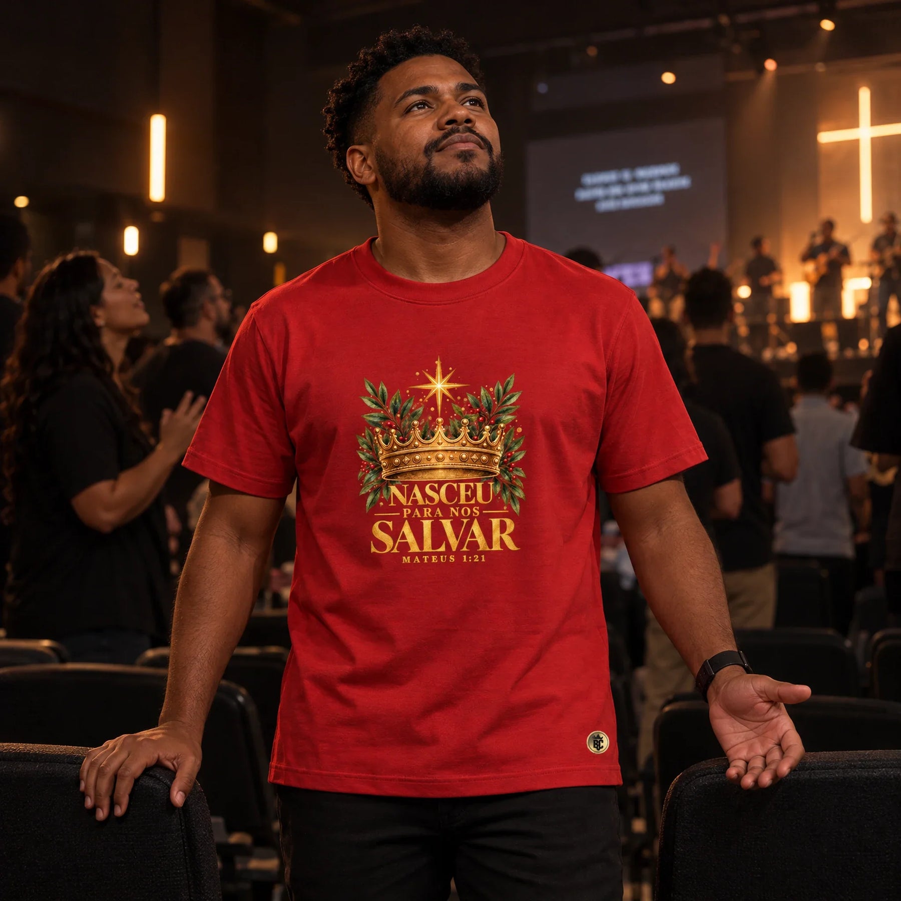 Camiseta Masculina Vermelha Nasceu para nos salvar — Ambientada 02