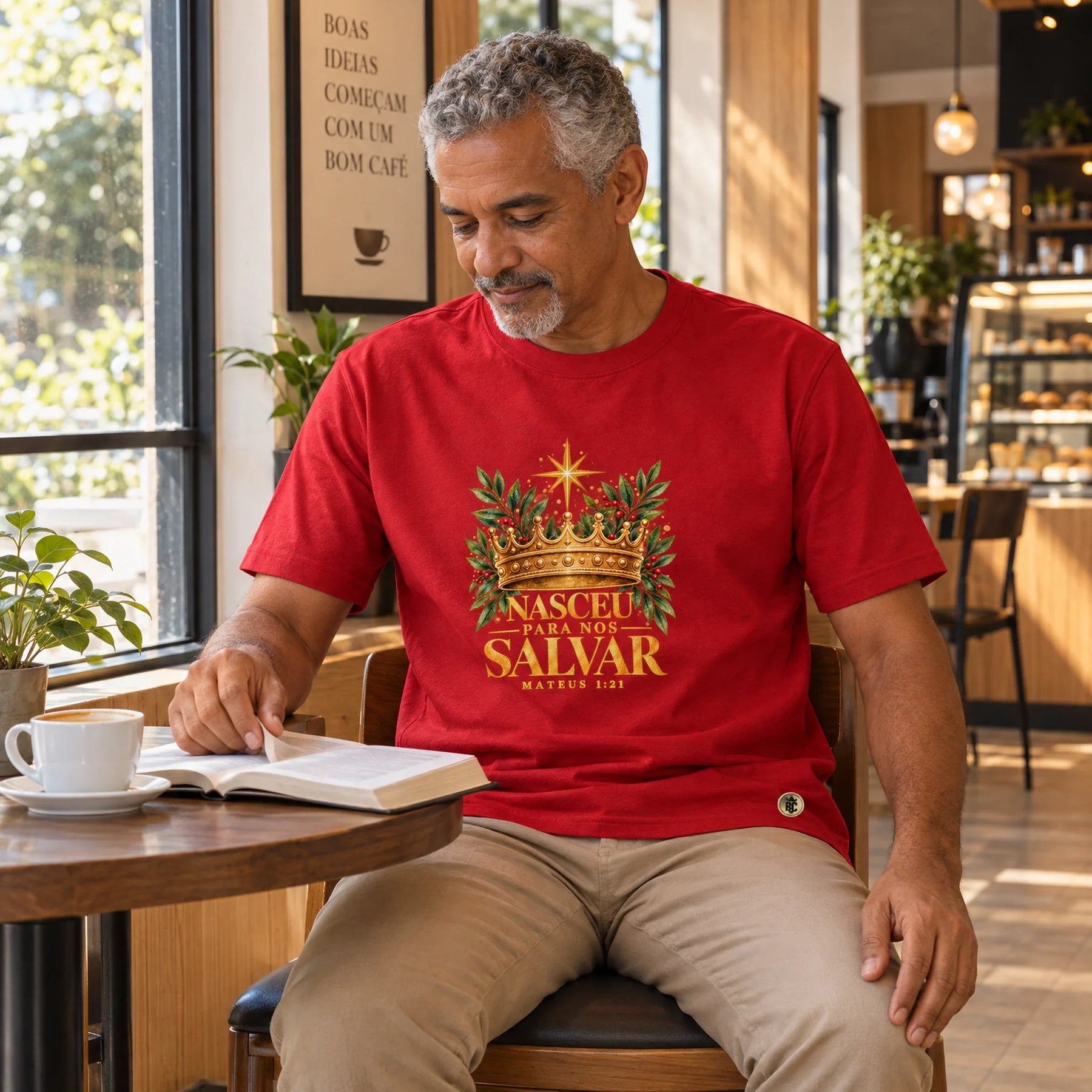 Camiseta Masculina Vermelha Nasceu para nos salvar — Ambientada 04