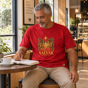 Camiseta Masculina Vermelha Nasceu para nos salvar — Ambientada 04
