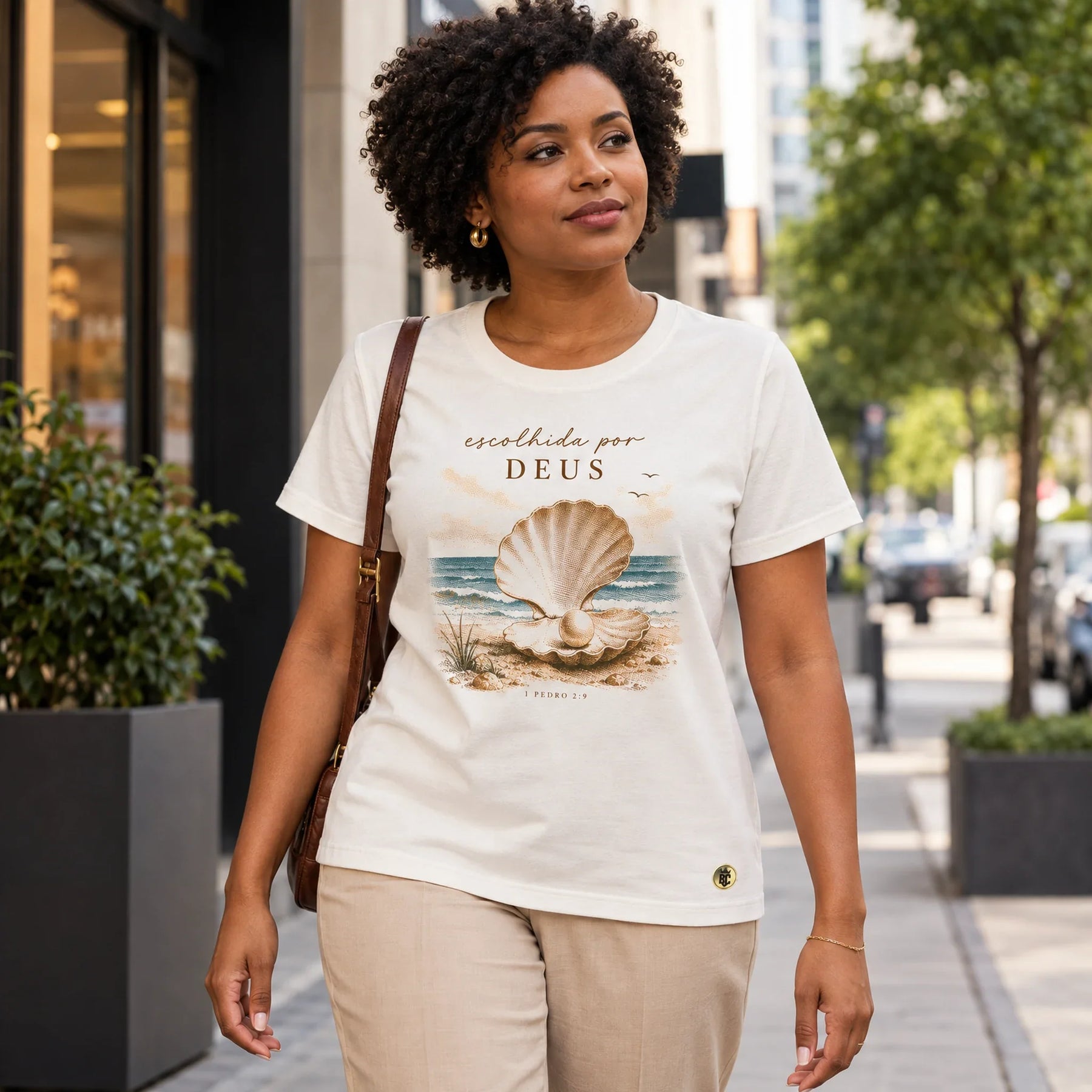 Camiseta Feminina Off White Escolhida por Deus — Ambientada 01