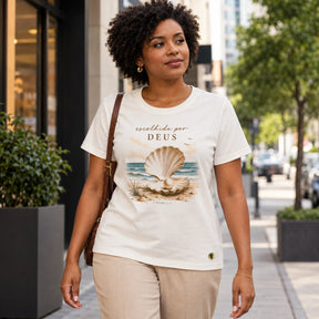 Camiseta Feminina Off White Escolhida por Deus — Ambientada 01