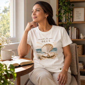 Camiseta Feminina Off White Escolhida por Deus — Ambientada 04