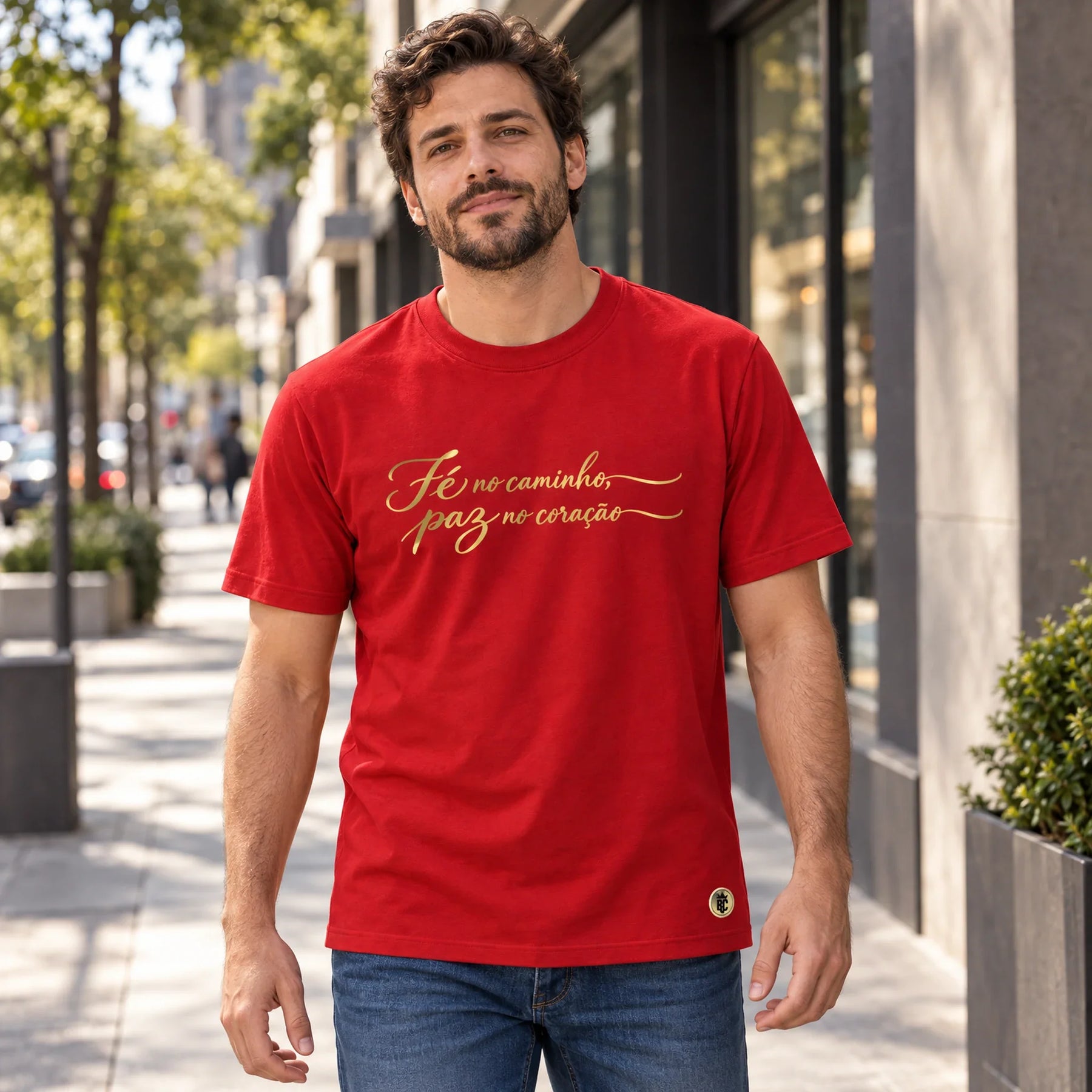 Camiseta Masculina Vermelha Fé no caminho, paz no coração — Ambientada 01