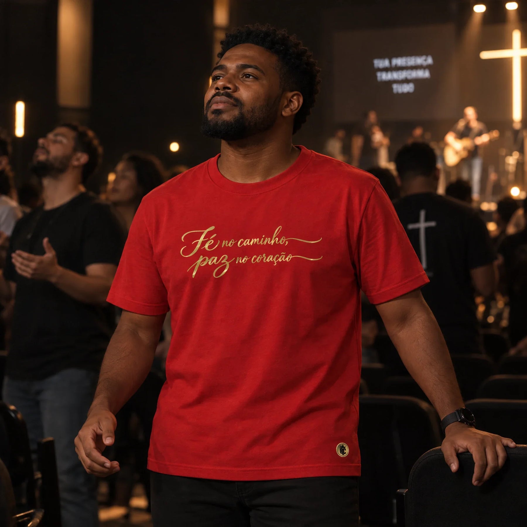 Camiseta Masculina Vermelha Fé no caminho, paz no coração — Ambientada 02