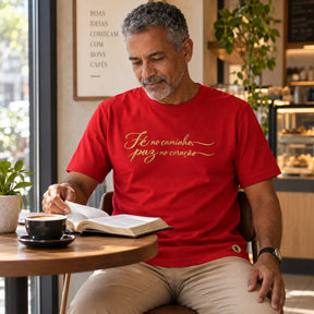 Camiseta Masculina Vermelha Fé no caminho, paz no coração — Ambientada 04