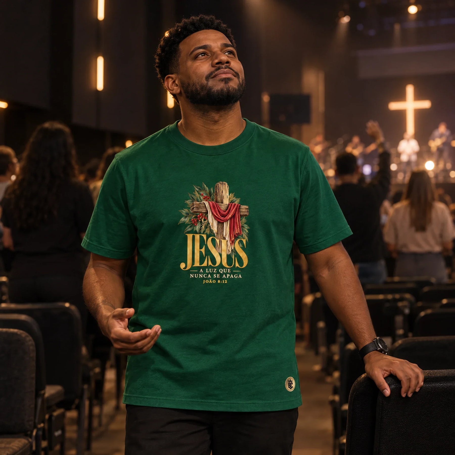 Camiseta Masculina Verde Jesus a Luz que nunca se apaga — Ambientada 02