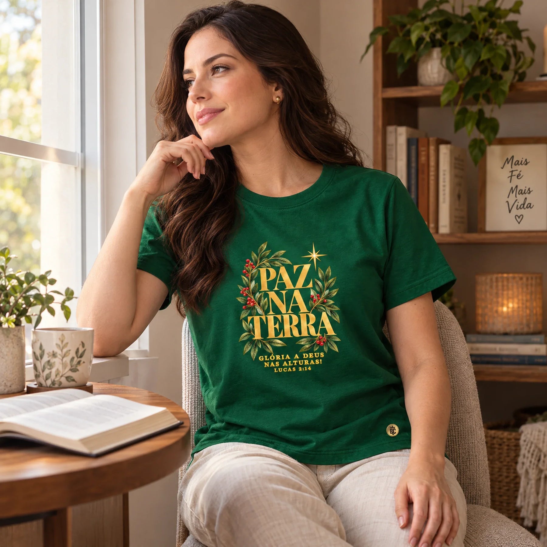 Camiseta Feminina Verde Paz na Terra — Ambientada 01