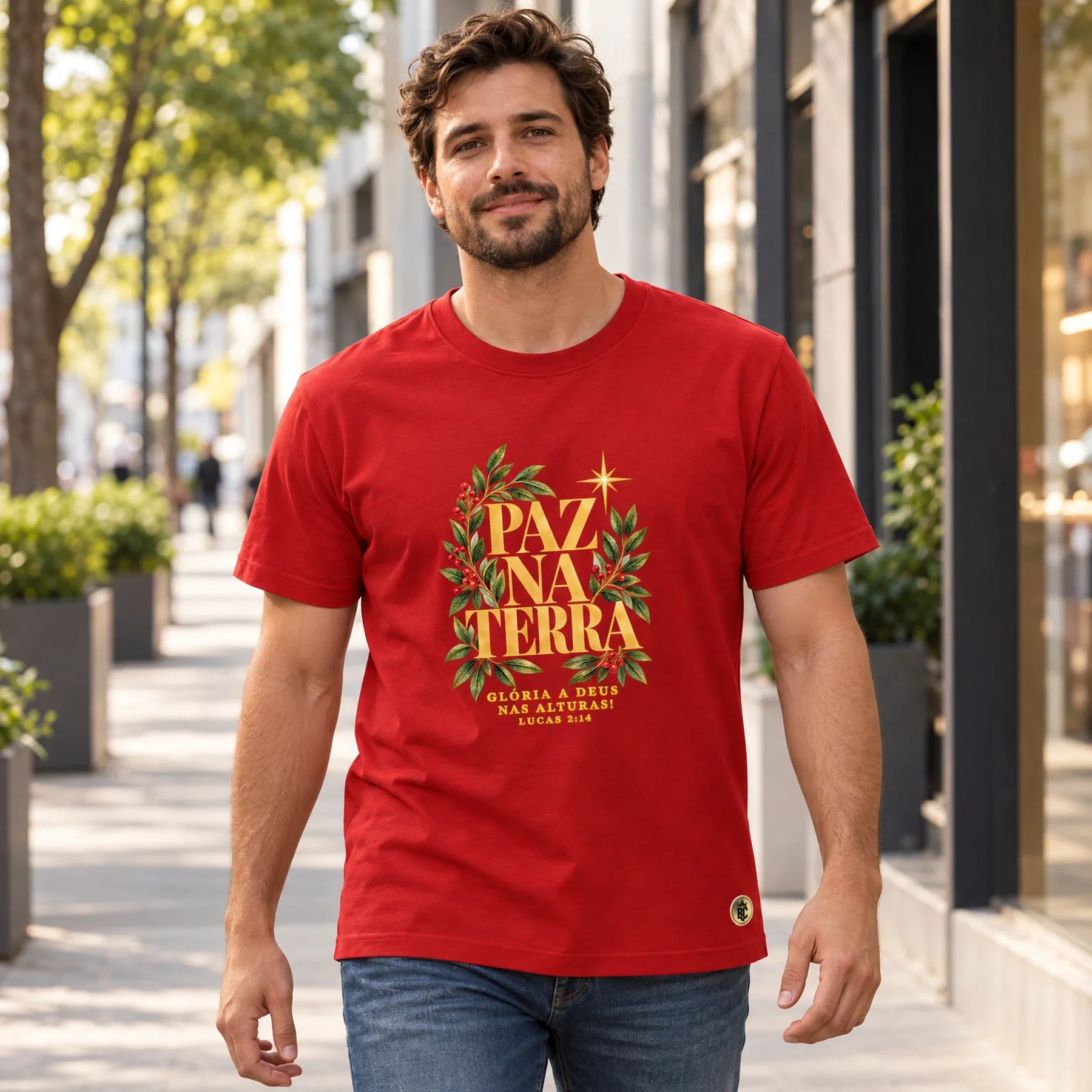 Camiseta Masculina Vermelha Paz na Terra — Ambientada 01