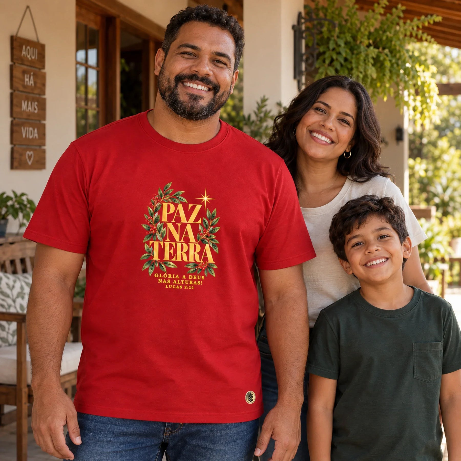 Camiseta Masculina Vermelha Paz na Terra — Ambientada 03