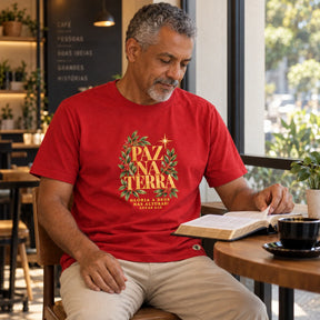 Camiseta Masculina Vermelha Paz na Terra — Ambientada 04