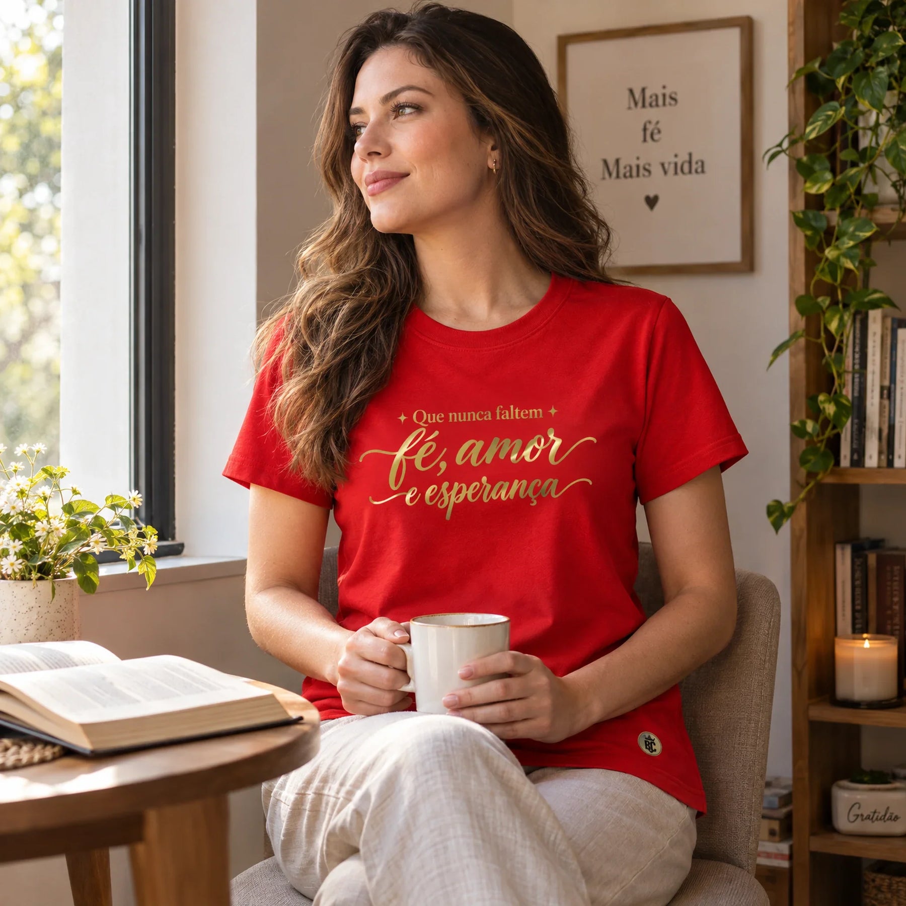 Camiseta Feminina Vermelha Que nunca faltem fé, amor e esperança — Ambientada 01