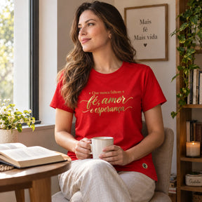 Camiseta Feminina Vermelha Que nunca faltem fé, amor e esperança — Ambientada 01
