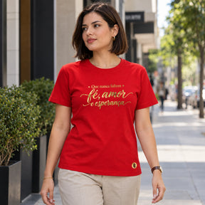 Camiseta Feminina Vermelha Que nunca faltem fé, amor e esperança — Ambientada 02