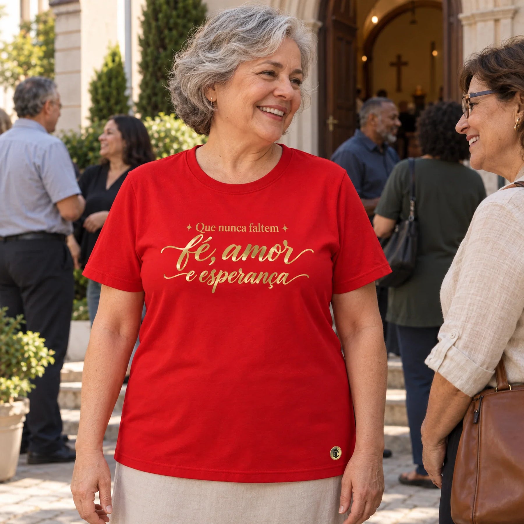 Camiseta Feminina Vermelha Que nunca faltem fé, amor e esperança — Ambientada 04