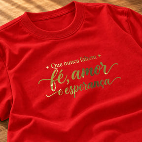 Camiseta Feminina Vermelha Que nunca faltem fé, amor e esperança — Zoom