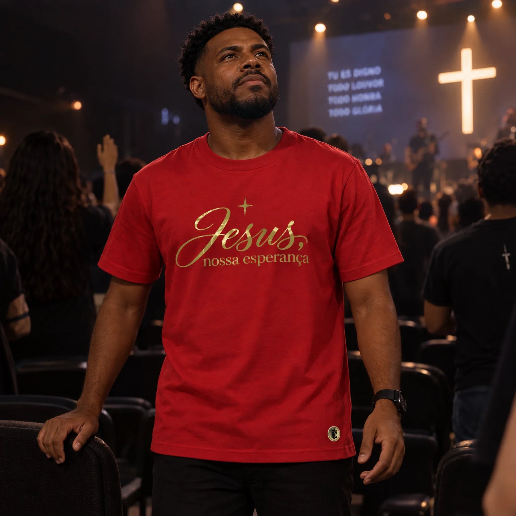 Camiseta Masculina Vermelha Jesus, nossa esperança — Ambientada 02