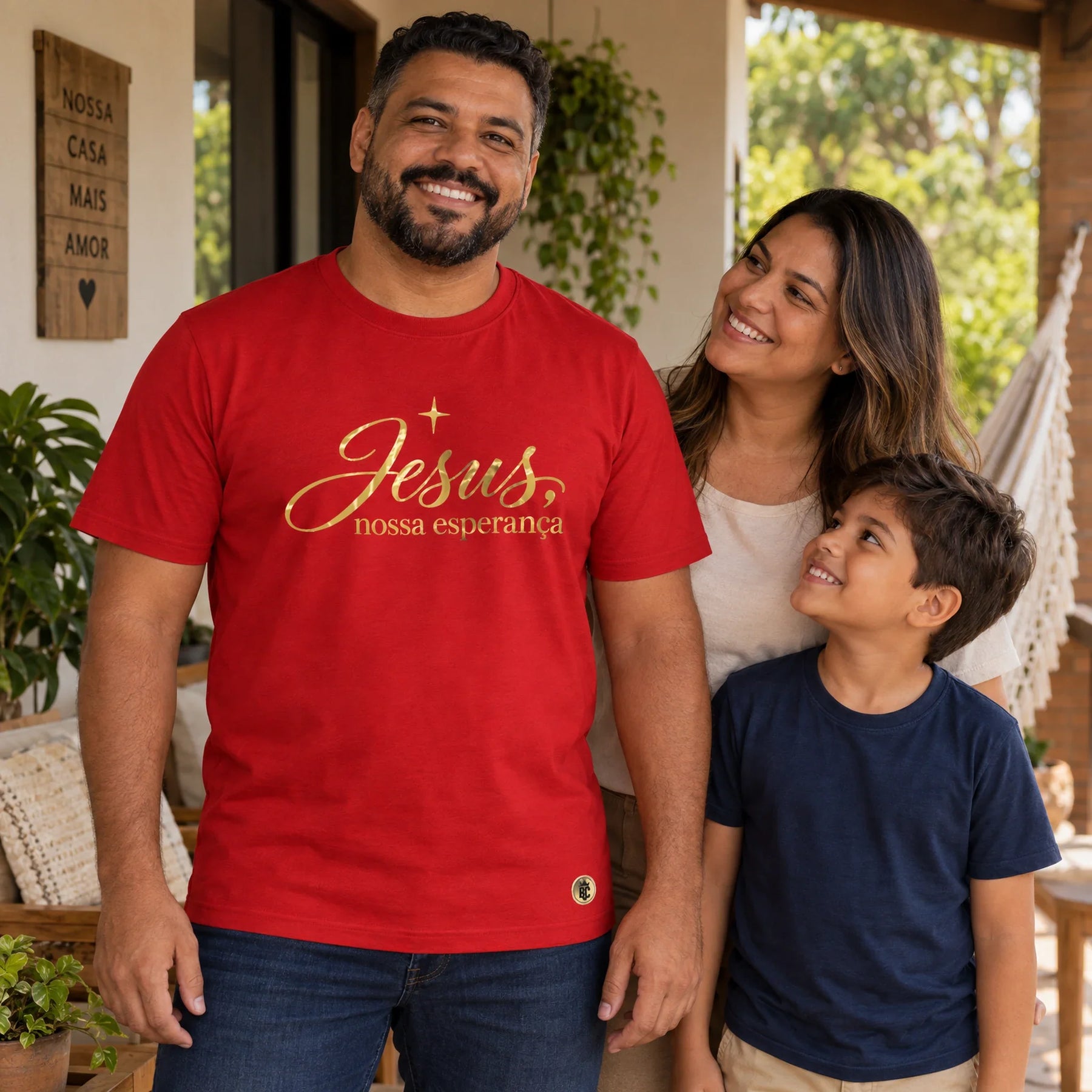 Camiseta Masculina Vermelha Jesus, nossa esperança — Ambientada 03