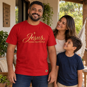 Camiseta Masculina Vermelha Jesus, nossa esperança — Ambientada 03