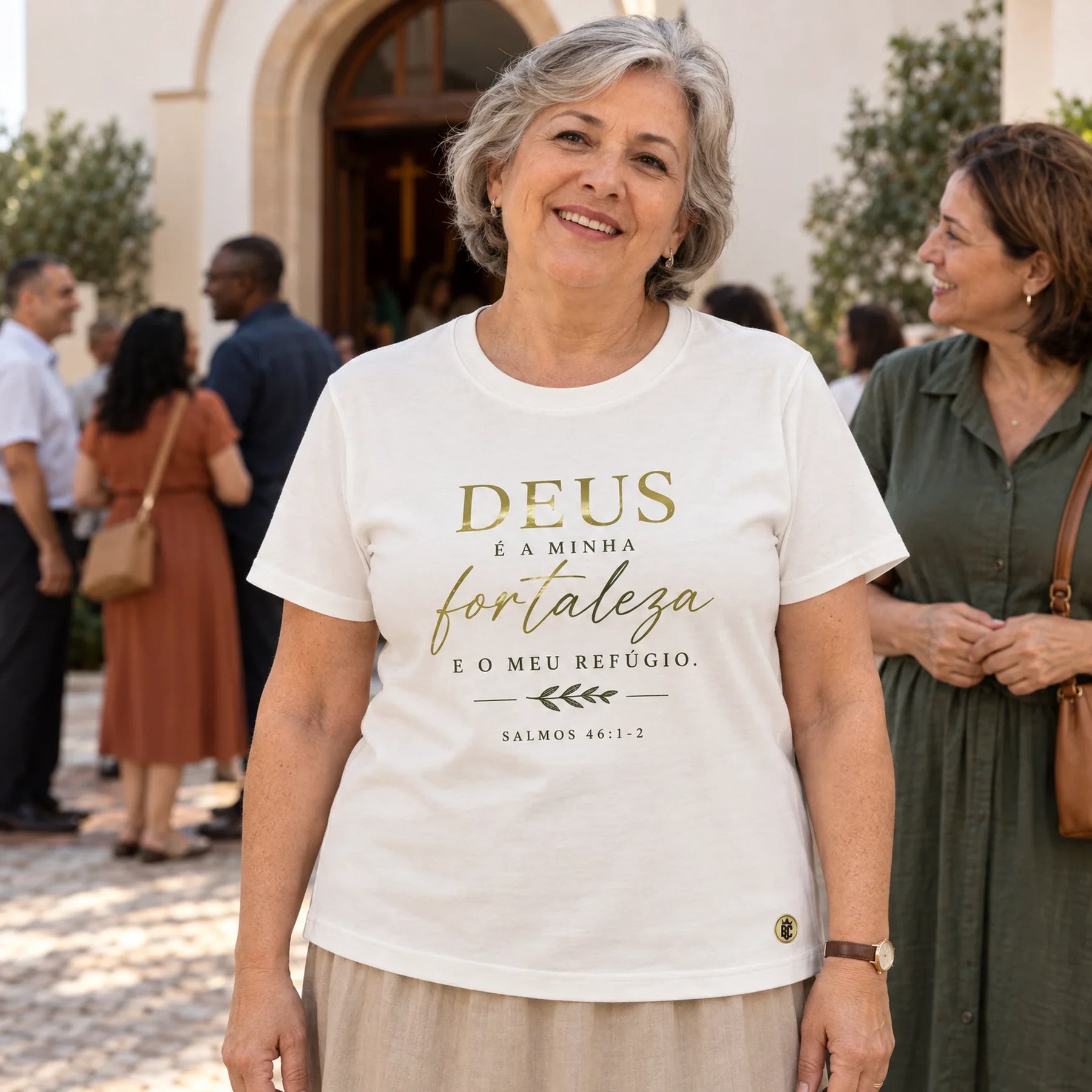 Camiseta Feminina Off White Deus é a minha Fortaleza — Ambientada 04