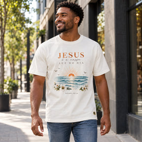 Camiseta Masculina Off White Jesus é a nossa Luz do dia — Ambientada 01