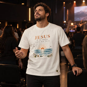 Camiseta Masculina Off White Jesus é a nossa Luz do dia — Ambientada 02
