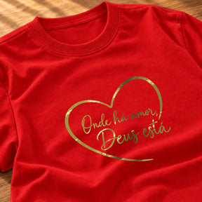 Camiseta Feminina Vermelha Onde há amor, Deus está — Zoom