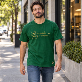 Camiseta Masculina Verde Fé no caminho, paz no coração — Ambientada 01