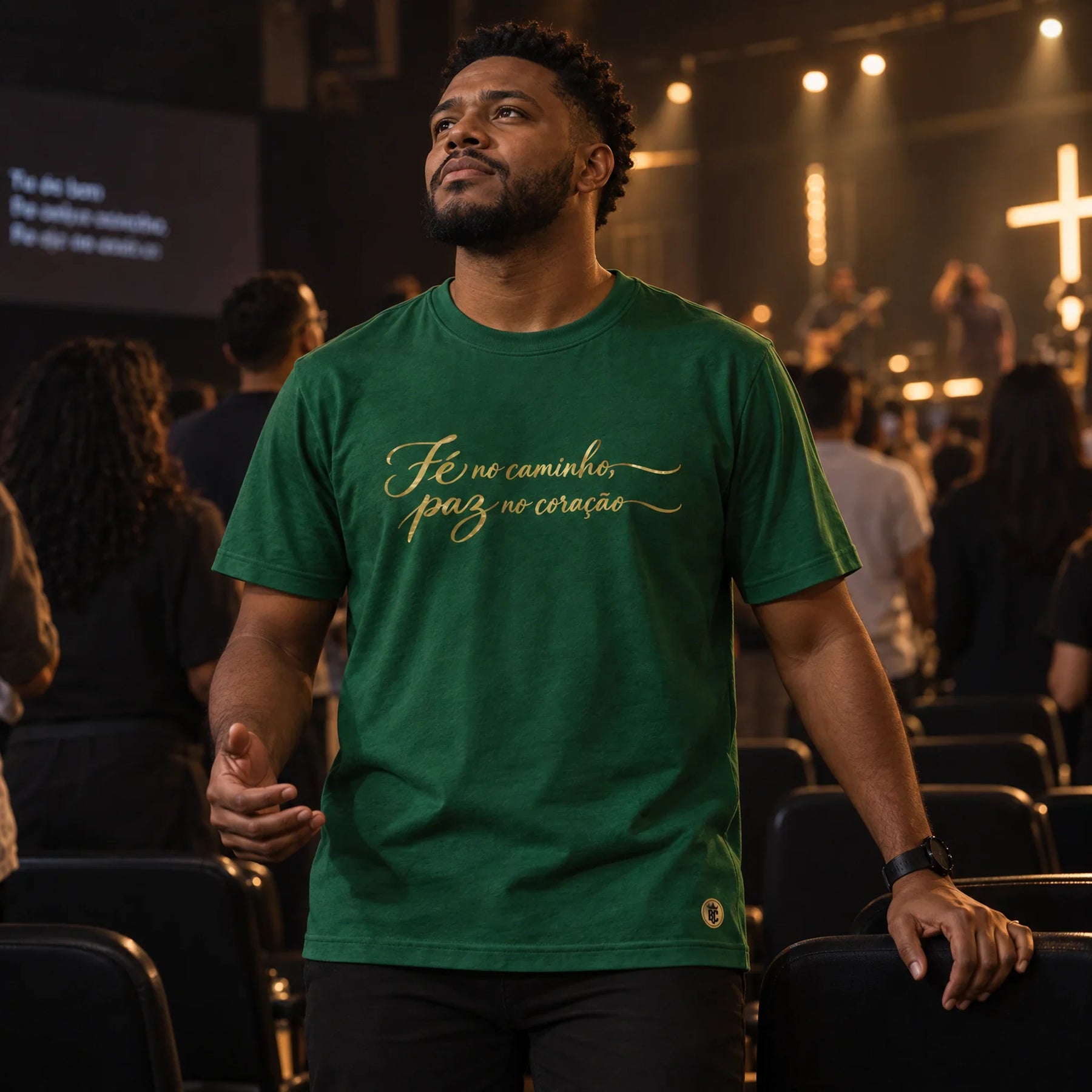Camiseta Masculina Verde Fé no caminho, paz no coração — Ambientada 02