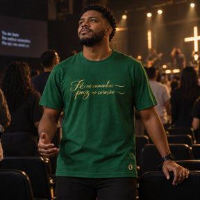 Camiseta Masculina Verde Fé no caminho, paz no coração — Ambientada 02