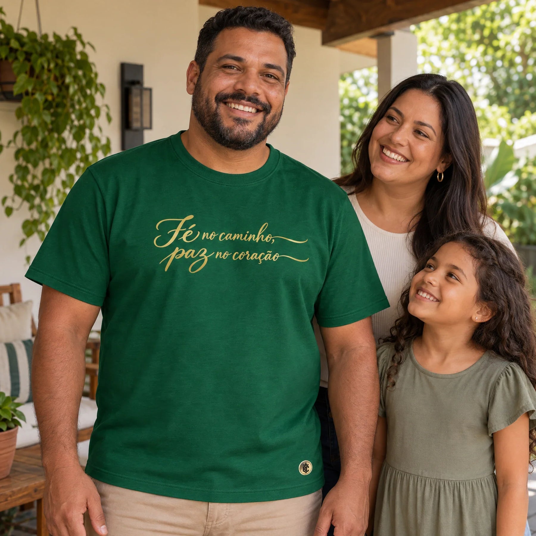 Camiseta Masculina Verde Fé no caminho, paz no coração — Ambientada 03