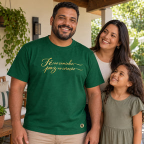 Camiseta Masculina Verde Fé no caminho, paz no coração — Ambientada 03