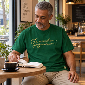 Camiseta Masculina Verde Fé no caminho, paz no coração — Ambientada 04