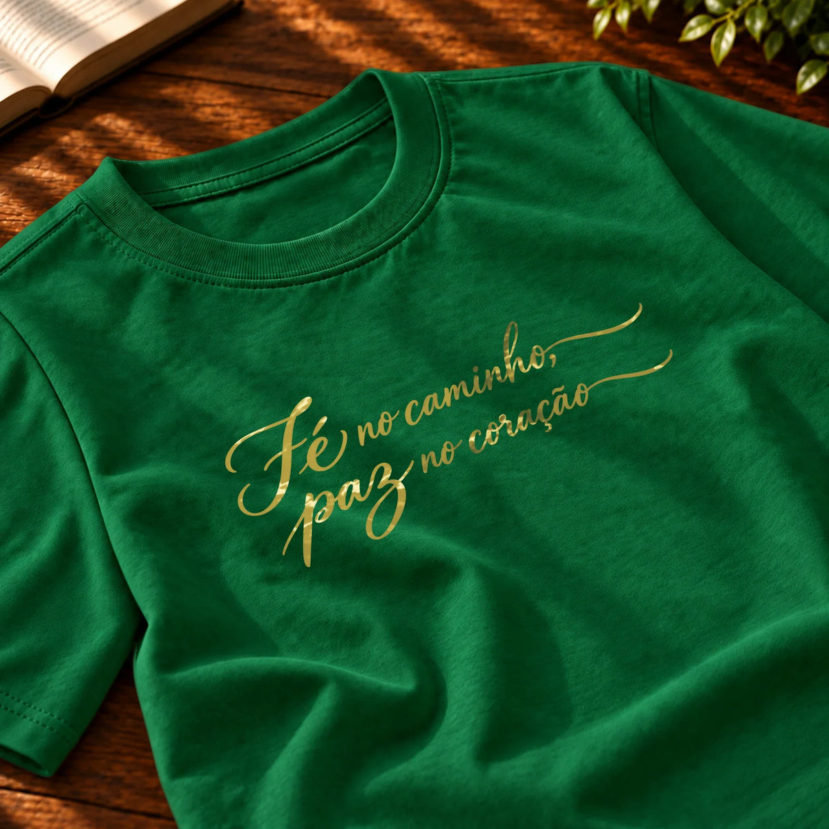 Camiseta Masculina Verde Fé no caminho, paz no coração — Zoom