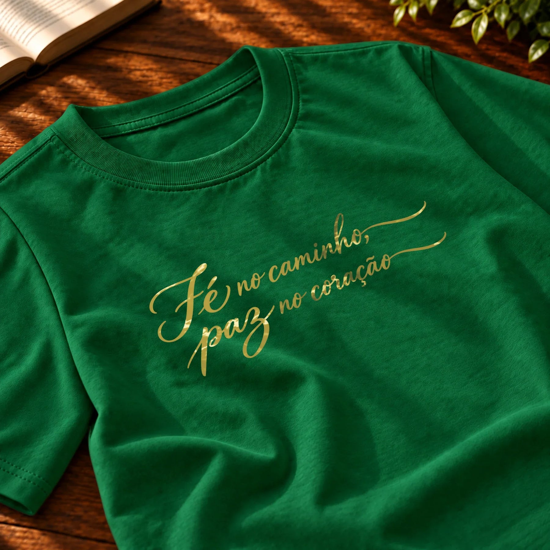 Camiseta Masculina Verde Fé no caminho, paz no coração — Zoom