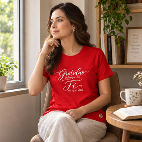 Camiseta Feminina Vermelha Gratidão pelo que foi — Ambientada 01