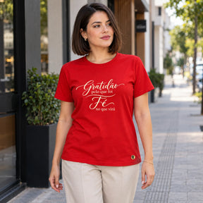 Camiseta Feminina Vermelha Gratidão pelo que foi — Ambientada 02