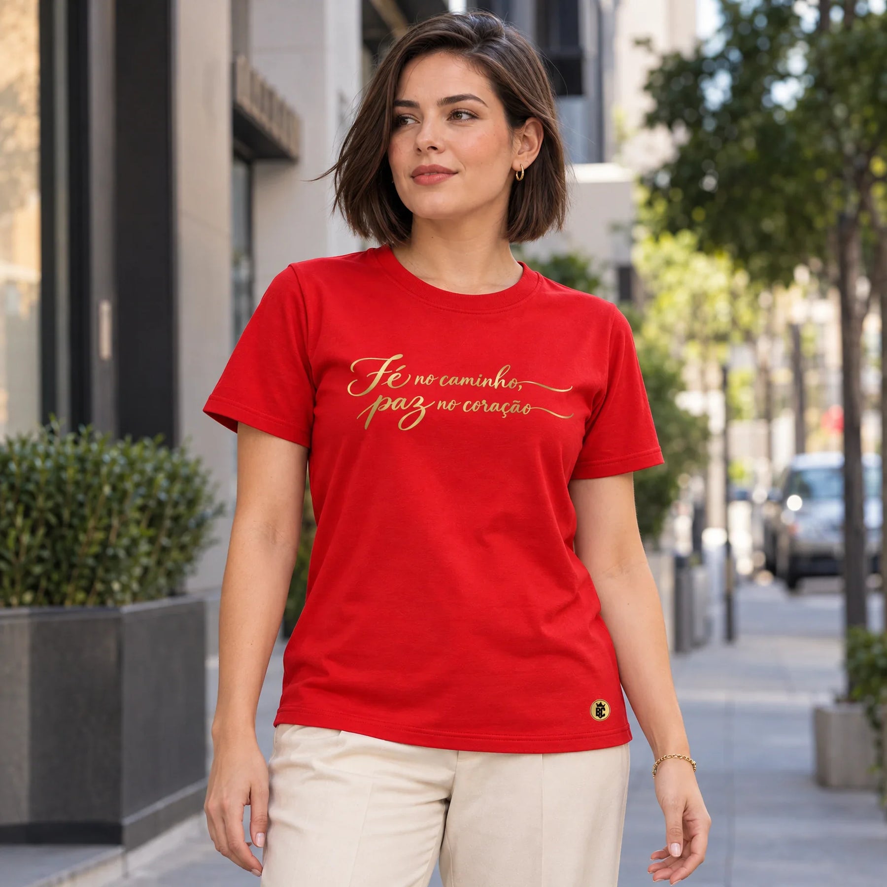 Camiseta Feminina Vermelha Fé no caminho, paz no coração — Ambientada 02
