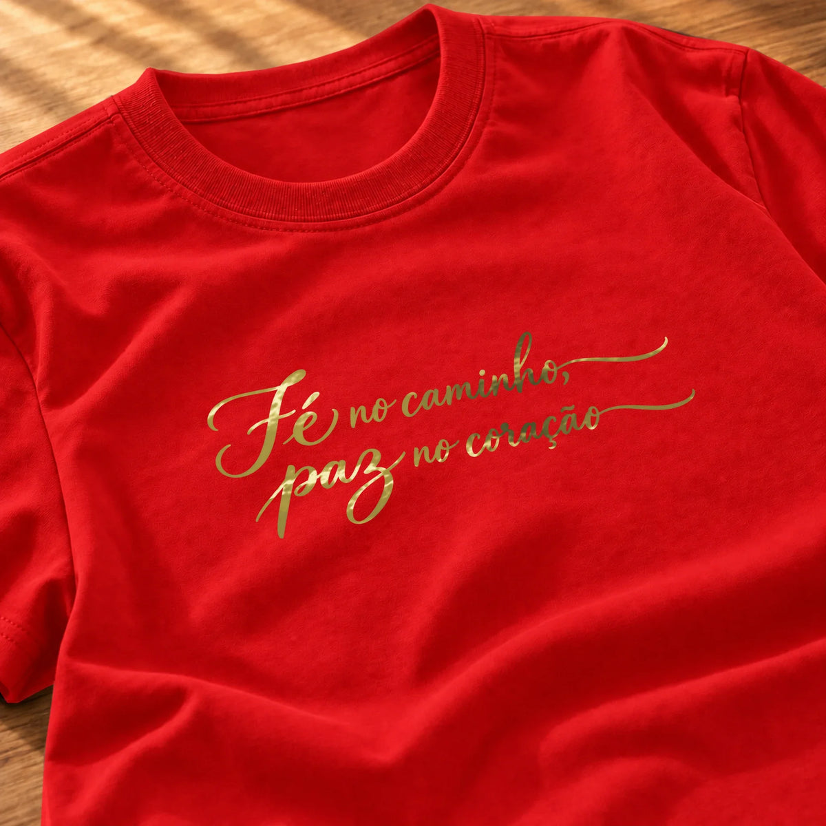Camiseta Feminina Vermelha Fé no caminho, paz no coração — Zoom