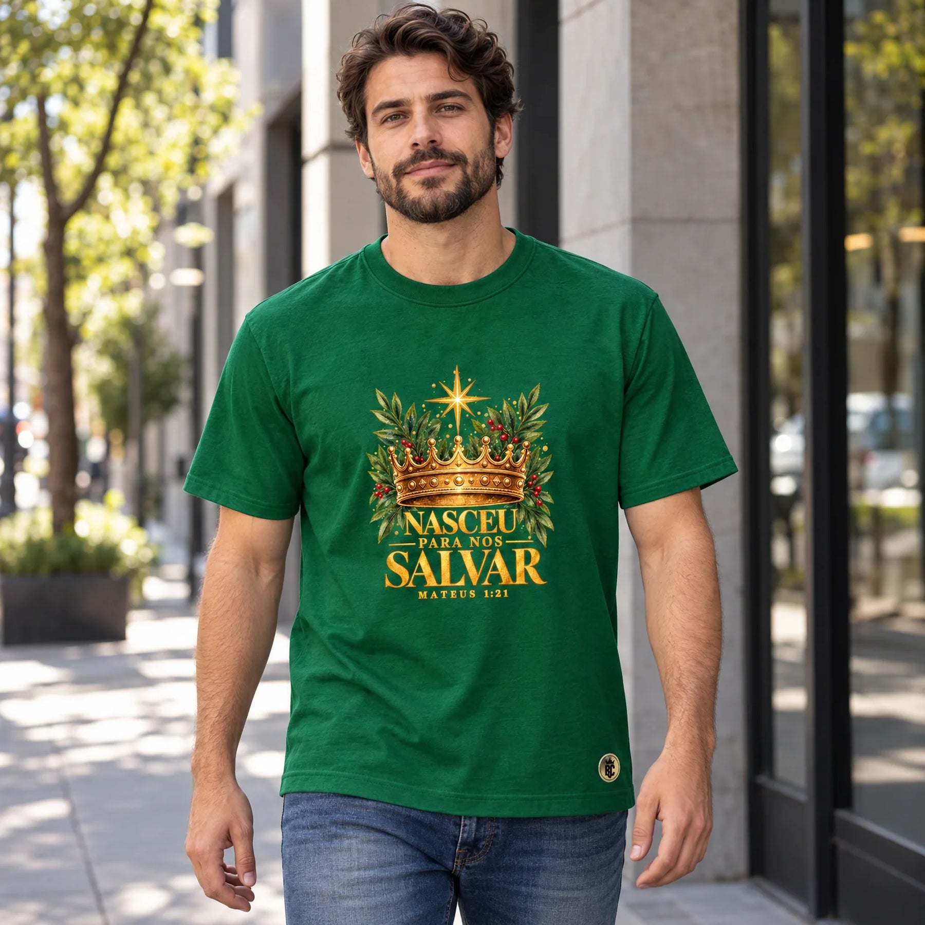 Camiseta Masculina Verde Nasceu para nos salvar — Ambientada 01