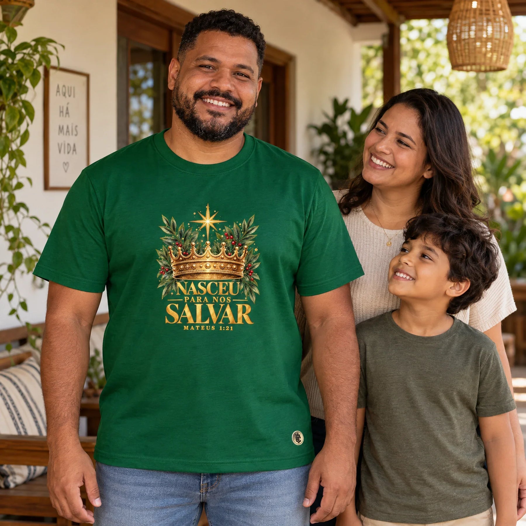 Camiseta Masculina Verde Nasceu para nos salvar — Ambientada 03