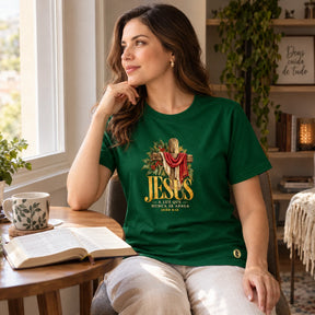 Camiseta Feminina Verde Jesus a Luz que nunca se apaga — Ambientada 01