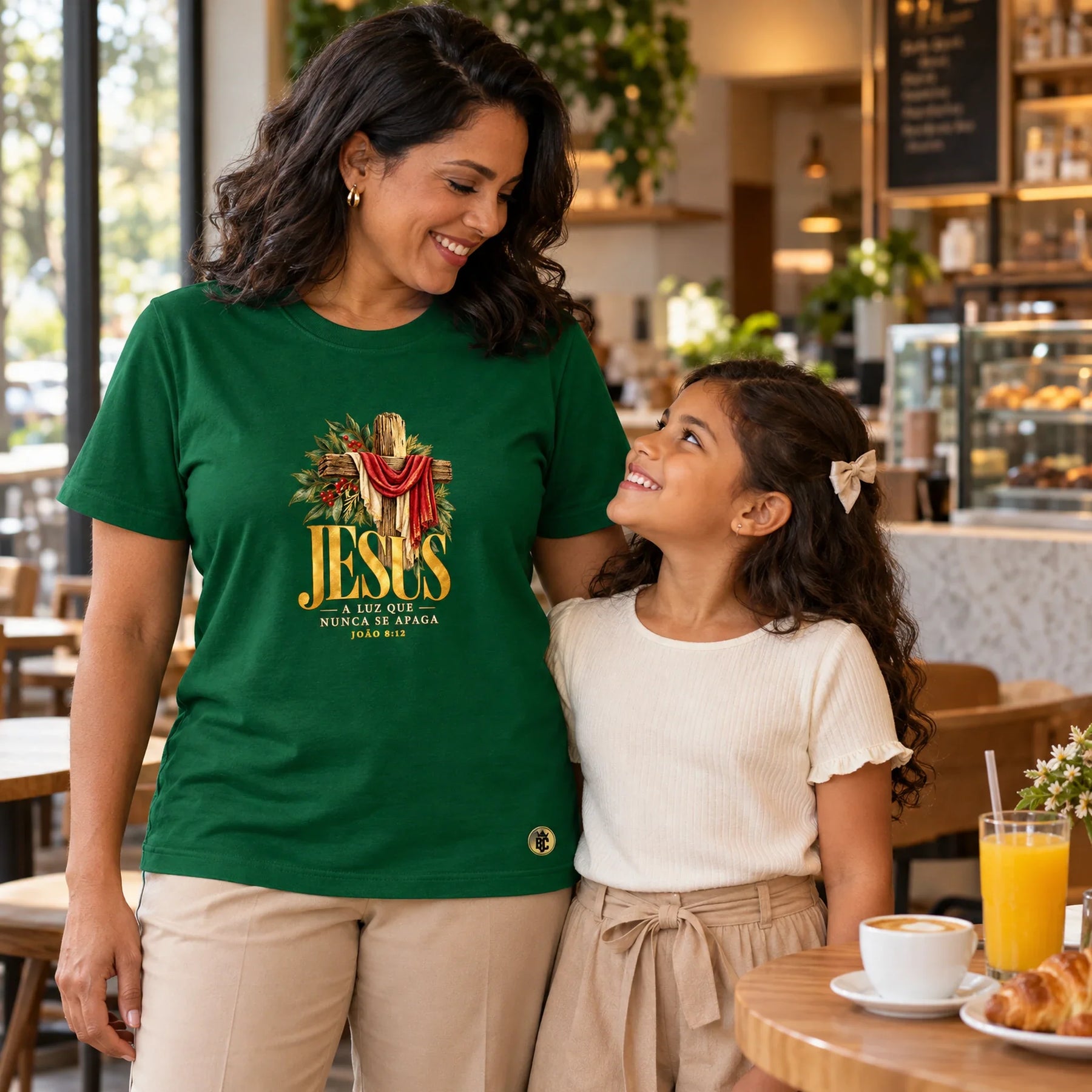 Camiseta Feminina Verde Jesus a Luz que nunca se apaga — Ambientada 03