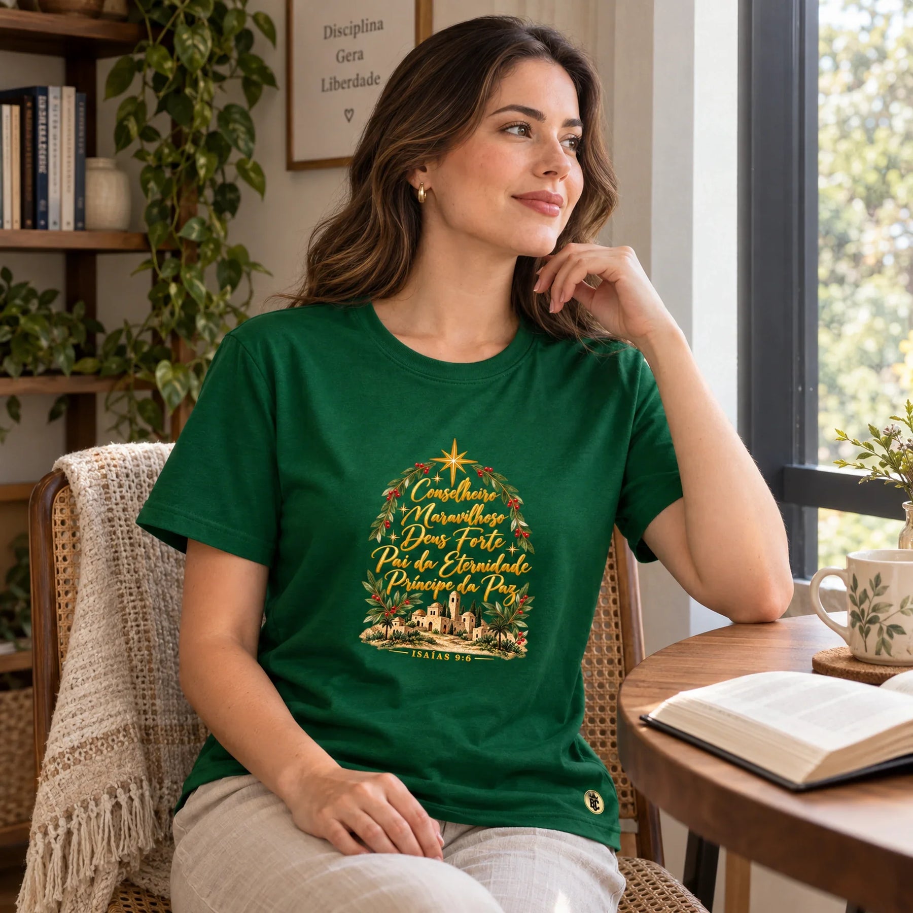 Camiseta Feminina Verde Conselheiro Maravilhoso — Ambientada 01
