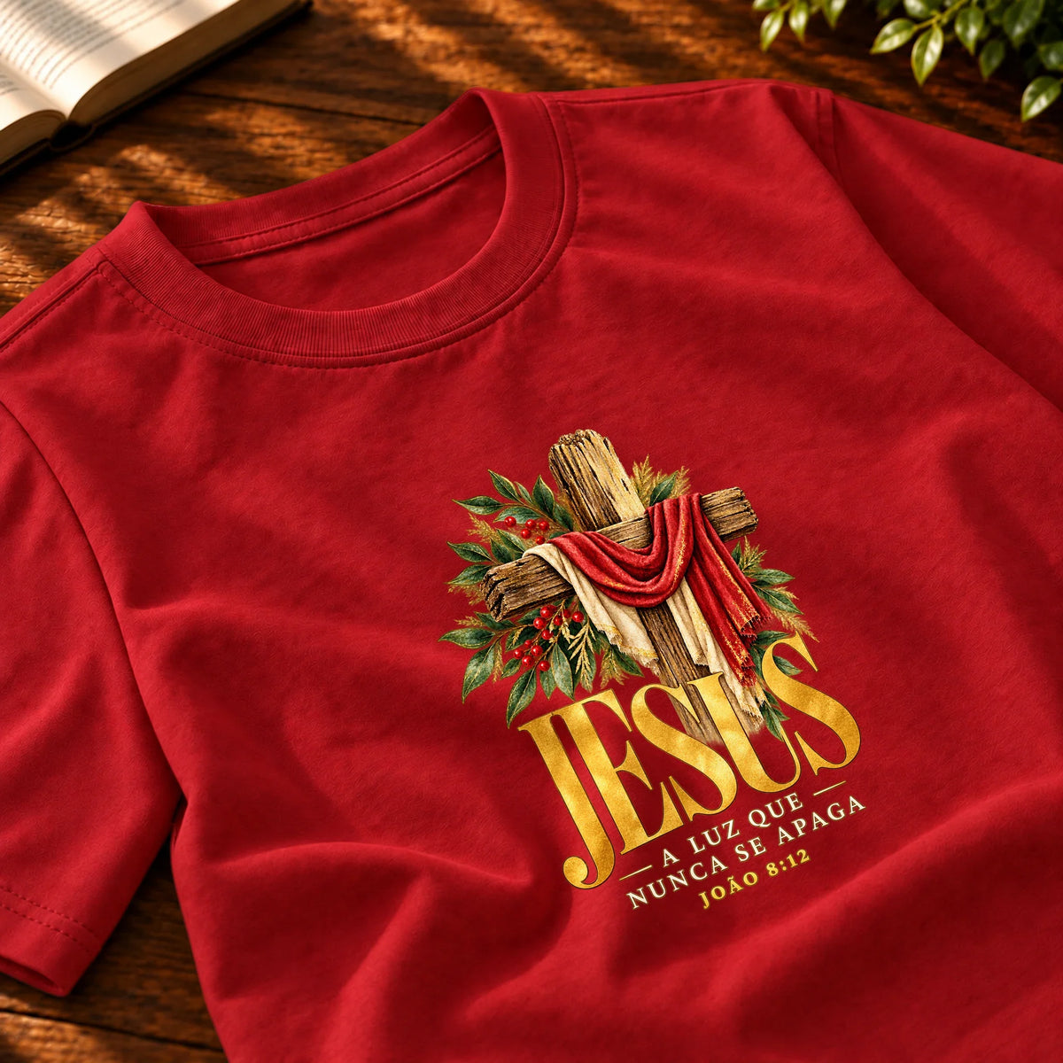 Camiseta Masculina Vermelha Jesus a Luz que nunca se apaga — Zoom