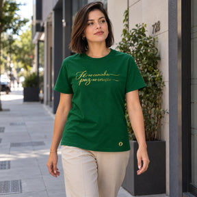 Camiseta Feminina Verde Fé no caminho, paz no coração — Ambientada 02